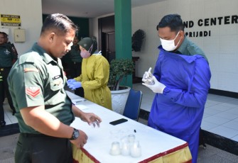 Puluhan Personel Korem 081/DSJ Jalanai Tes Urine