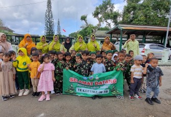 Ketua Persit KCK Cab XV Kodim Pacitan Berikan MPLS pada Murid Baru TK Kartika IV-18
