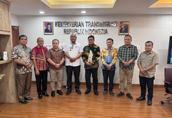Wakil Menteri Transmigrasi Viva Yoga Mauladi Saat Menerima kunjungan kerja Bupati Nias Utara Amizaro Waruwu