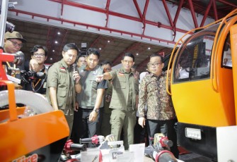 Kepala BNPB Letjen TNI Dr. Suharyanto, S. Sos., M.M. (kemeja dan rompi hijau) saat menghadiri pembukaan  Emergency Disaster Reduction & Rescue Expo (EDRR) bertempat di Hall A JIEXpo Kemayoran, Jakarta pada Rabu (13/8)