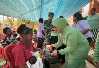 Kodim 1710/Mimika Beri Makanan Tambahan Kepada Balita Jelang Peringatan HUT TNI ke-80
