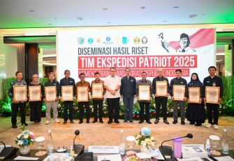 Menteri Transmigrasi M Iftitah Sulaiman Suryanagara saat menutup rangkaian diseminasi hasil riset TEP hasil kolaborasi Kementerian Transmigrasi dengan tujuh perguruan tinggi nasional