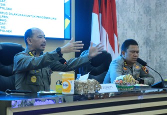 Karoops Polda Jawa Tengah, Kombes Pol Basya Radyananda, memaparkan materi latihan manajemen penanggulangan bencana, di Aula Wira Pratama I Polres Karanganyar, Kamis (12/12/2025)