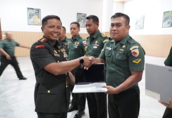 Komandan Kodim (Dandim) 0803/Madiun, Letkol Inf I Nyoman Adhisaputra, menyerahkan bantuan sarana pendukung berupa delapan unit laptop, empat unit komputer (PC), satu unit kamera DSLR, dan satu unit televisi berukuran 55 inci kepada staf jajaran Kodim 0803/Madiun