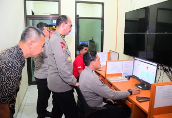Tim Asistensi dari Polda Jawa Tengah melakukan supervisi mendalam terhadap layanan Call Center Polisi 110 di Polres Karanganyar, Rabu (18/6/2025)