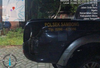 Mobil patroli Polsek Sambong bagian belakang ringsek akibat ditabrak sopir truk yang diduga membawa kayu jati ilegal. 