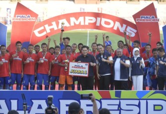 Menpora Erick Thohir foto bersama juara Piala Presiden U-12 dan U-15 tahun 2025 di Surabaya, Kamis (2/10)