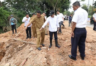 Wali Kota Batam, Amsakar Achmad, meninjau langsung pengerjaan box culvert dan peningkatan jalan di Simpang Helm, Jalan Raja Isa, Batamcenter, Senin (13/10/2025)