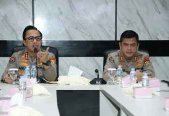 Kabidhumas Polda Metro Jaya Kombes Pol H. Ade Ary Syam Indradi, didampingi Kasubbid Penmas AKBP Reonald T.S Simanjuntak