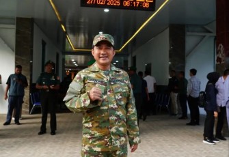 Wakil Wali Kota Depok, Chandra Rahmansyah mengenakan seragam komponen cadangan (Komcad), siap mengikuti seluruh agenda retret, Kamis (27/02/25).