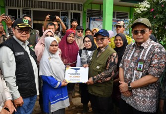  Menteri Pendidikan Dasar dan Menengah (Mendikdasmen), Abdul Mu’ti, menyerahkan sejumlah bantuan awal di SMA Negeri 1 Batang Anai, Padang Pariaman, Sumatra Barat, yaitu school kit untuk 100 siswa, family kit dan bantuan dana total Rp20 juta untuk 10 guru (masing-masing Rp2 juta), bantuan pemulihan sekolah sebesar Rp25 juta
