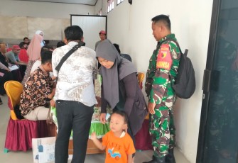 Babinsa Koramil Kwadungan Dampingi Pembagian BLTS Kesra 