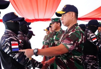  Panglima TNI Jenderal TNI Agus Subiyanto memberikan penghargaan dan Kenaikan Pangkat Luar Biasa (KPLB) kepada para prajurit TNI Angkatan Laut yang telah menunjukkan dedikasi dan keberanian luar biasa dalam menggagalkan upaya penyelundupan sebanyak 2 ton