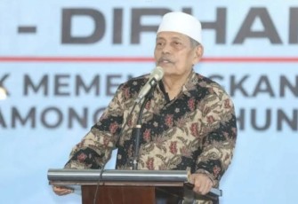 Pengasuh Pondok Pesantren Sunan Drajat K.H. Abdul Ghofur 
