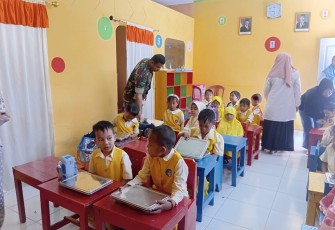 Babinsa saat mengawal pembagian makanan bergizi di salah satu TK