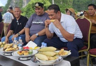 Mentan Andi Amran Sulaiman saat Nikmati Jagung Bakar Bersama Masyarakat di Maros