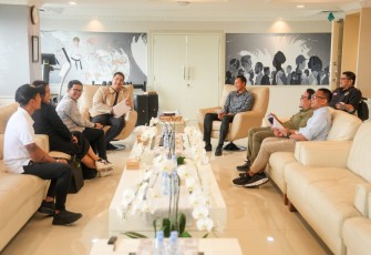 Menpora RI Dito Ariotedjo saat menerima audiensi Founder AMTC (Agung Mulyawan Track Club), Agung Mulyawan yang hadir bersama CEO 2230 Sports Agency Putra Yuhardiyanto, Managing Director 2230 Sports Agency Sara Lea Tunas dan Commercial Director 2230 Sports Agency Aditya Firmansyah di lantai 10 Kantor Kemenpora, Senayan, Jakarta, Rabu (22/1).