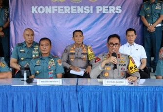 Kapolda Banten Irjen Suyudi saat Press Conference di Mako Koarmada RI, Jakarta Pusat pada Senin (06/01). 