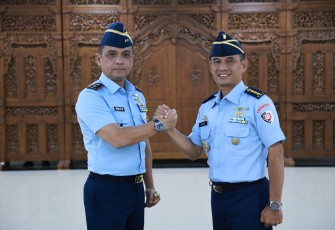  Panglima Komando Operasi Udara II Marsda TNI Deni Hasoloan S. pimpin kegiatan penerimaan jabatan Kepala Penerangan Koops Udara II di Lobby Makoopsud II, Makassar, Sulawesi Selatan, Senin (20/1/2025)