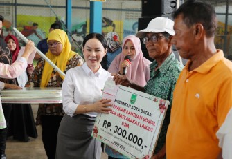 Wakil Wali Kota Batam, Li Claudia Candra saat menyerahkan tambahan bantuan sosial bagi lanjut usia (lansia) Kota Batam Tahun 2025. 