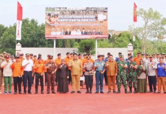 Bupati Bintan Roby Kurniawan menjadi Pembina pada saat Apel Kesiapsiagaan Bencana Kabupaten Bintan, Selasa (12/08) di Halaman Kantor Bandar Seri Bentan
