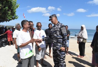  TNI AL Bangun Kemanunggalan Dengan Rakyat Kupang 