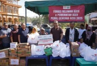 Direktur Strategic Business Development & Portfolio Telkom Seno Soemadji (tengah) meninjau langsung kondisi infrastruktur jaringan komunikasi di wilayah terdampak bencana Kuala Simpang, Kabupaten Aceh Tamiang pada Selasa (23/12). Kegiatan ini merupakan bagian dari upaya Telkom untuk memastikan pemulihan layanan telekomunikasi berjalan optimal