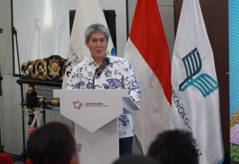 Foto bersama dengan para siswa yang hadir dalam kegiatan pembukaan Beasiswa APERTI BUMN tahun 2025