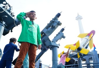 Anak-Anak Antusias Naik Panser TNI