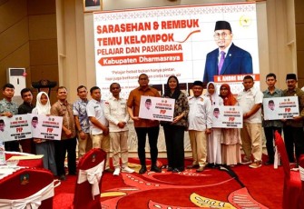 Wakil Ketua Komisi VI DPR RI, Andre Rosiade saat Salurkan Beasiswa PIP Rp899 Juta di Dharmasraya 