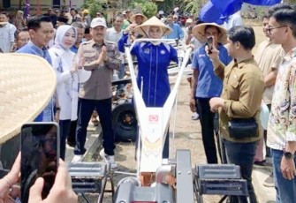 Anggota DPR RI dari Dapil Banten III, Okta Kumala Dewi saat Serahkan Lima Unit Traktor di Kabupaten Tangerang