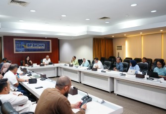 AnggotaDeputi Bidang Pelayanan Umum BP Batam, Ariastuty langsung menggelar rapat dengan BU SPAM BP Batam