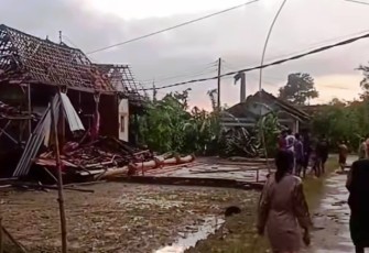 Sejumlah rumah rusak berat akibat puting beliung
