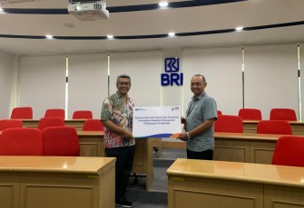 BRI Kramat Region 6 Jakarta Serahkan Bantuan Renovasi Kelas MM FEB UI Salemba
