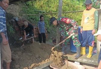 Personel Posramil 0806/Suruh dan Polsek Suruh turun langsung membantu warga membersihkan material longsor yang menimpa rumah Bapak Bibit di RT 07 RW 02, Dusun Tawang, Desa Nglebo, Rabu (29/1/2025)