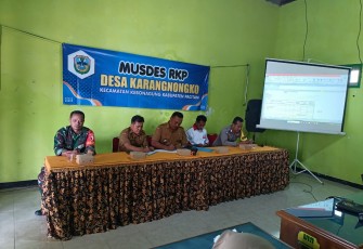 Babinsa 0801/02 Kebonagung saat Hadiri Musdes Penyusunan RKP Desa Diwilayah Binaan