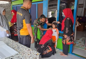 Babinsa Bener Turut Pastikan Kesehatan Balita dan Lansia Terpantau