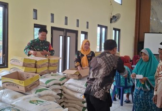 Babinsa Desa Bolo saat Pantau Penyaluran Bantuan Pangan dan Minyak Goreng kepada Warga