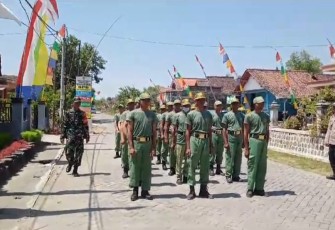 Babinsa Gunungsari Berikan Pelatihan PBB pada Linmas