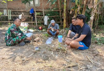 Koramil 01/Ngawi Kodim 0805/Ngawi Serda Basori, menjalin keakraban serta kebersamaan yang baik dengan warga binaan yang ada di Lingkungan Mulyorejo, Kelurahan Karangtengah, Kecamatan Ngawi, Kabupaten Ngawi, Selasa (28/01/2025)