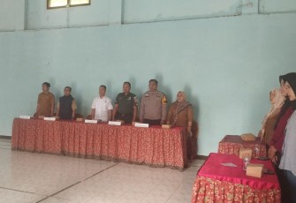 Babinsa Koramil 0801/05 Nawangan saat Hadiri Wisuda IMAN