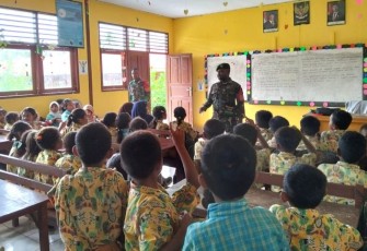 Babinsa Koramil 1708-02Biak Utara, Serda Alfret Foom, saat menyampaikan materi wawasan kebangsaan kepada murid-murid SD Inpres Amparu, Distrik Biak Utara, Kabupaten Biak Numfor, Papua, Jumat (2542025).