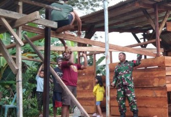 Babinsa Koramil 1710-07/Mapurujaya saat Bantu Warga Bangun Rumah