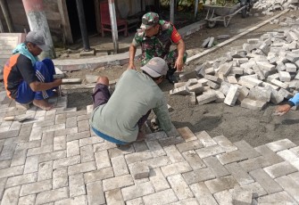 Babinsa Koramil Kedunggalar Bantu Warga Pasang Paving