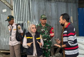 Babinsa Koramil Timika Dampingi Tim Gabungan Lakukan Peninjauan Kandang Ayam