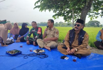Babinsa Mantingan saat Hadiri Musyawarah Poktan Ganggang Sari,Jelang Persiapan Musim Panen