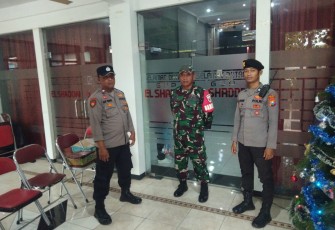 Babinsa dan Bhabinkamtibmas Ngawi saat Amankan Rangkaian Jelang Ibadah Natal di Gereja El Shaddai