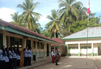 Satgas TMMD Ke-124 Kodim 0408/BS Ikut Upacara Bendera Di Sekolah 