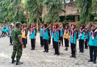 TNI Tempa Disiplin Pelajar SMPN 1 Suruh