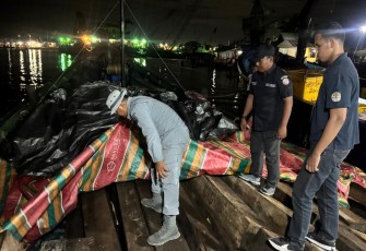 Hasil pemeriksaan menemukan bahwa berdasarkan manifest tertulis 99 batang kayu Meranti dan 344 batang kayu rimba campuran.